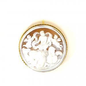 Pendente in oro con cameo tondo, spilla